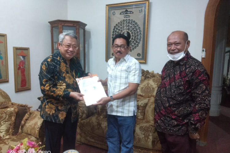 Rektor ITK Avicenna dr. H. Marzuki Hanafi Bantayan, MD, M.Si(pertama dari kiri) bersama Bupati Buton Utara Drs. Muh. Ridwan Zakariah, M.Si (kedua dari kiri) menunjukan MOU yang telah ditandatangani yang di saksikan Ketua LPMI ITK Avicenna Dr. La Ode Taalami, M.Hum(ketiga dari kiri)
